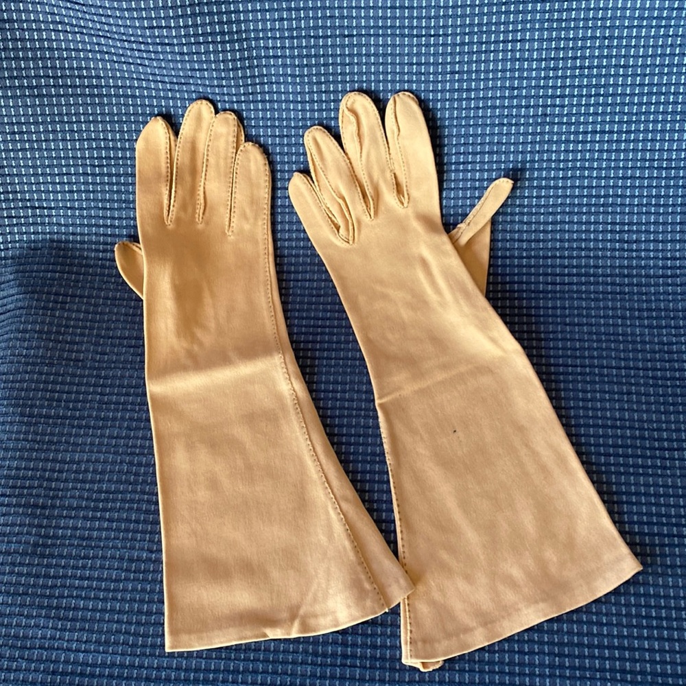 Vintage Western German 100% cotton Salmon colored Gloves